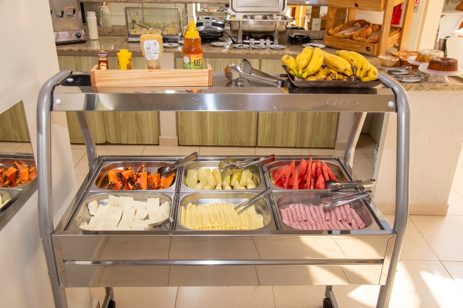 Jarras de sucos e iogurte no buffet